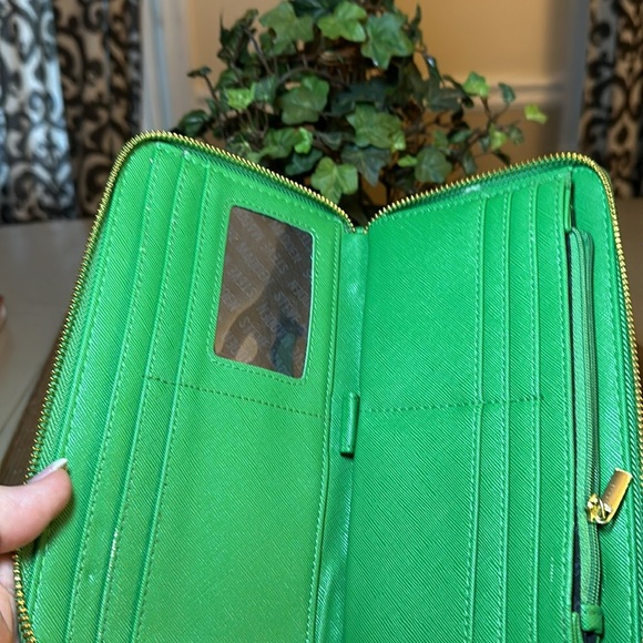 Steve Madden Grass Green Zip Around Wristlet Case Organizer - EUC - Gold Accents - Picture 7 of 12